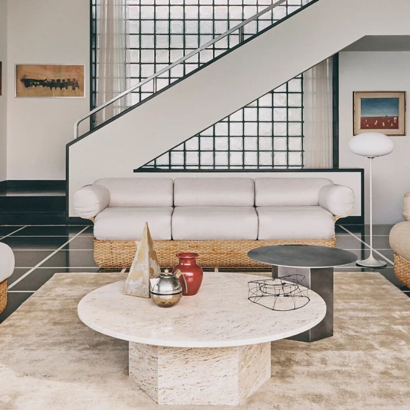 Epic Coffee Table – okrugli stolić od travertina za dnevni boravak, skulpturalni dizajn inspiriran antičkom arhitekturom