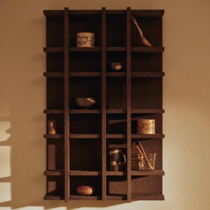 Zidna polica tilem u japandi stilu