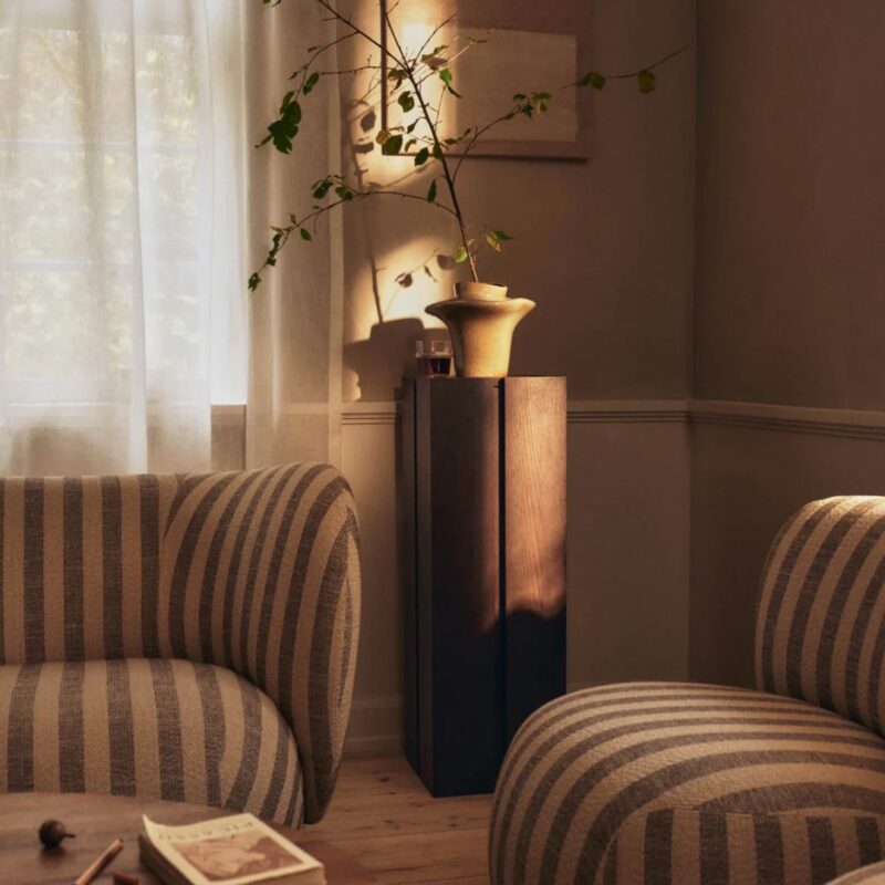 Postolje parcel za izlaganje dekoracija napravljeno od hrastovog furnira