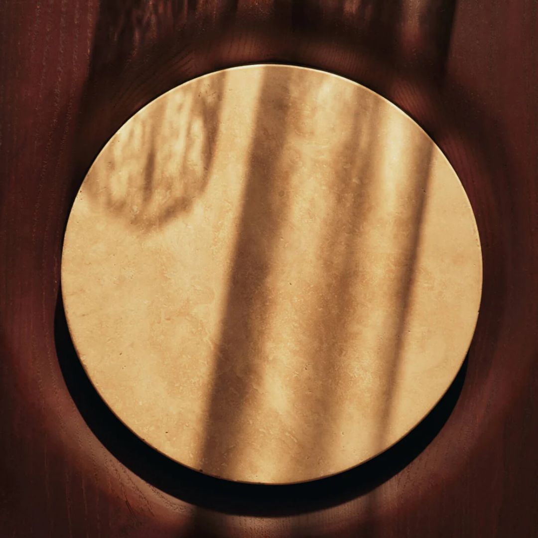 Stolić od travertina i drva Grova, proizvođač Ferm Living